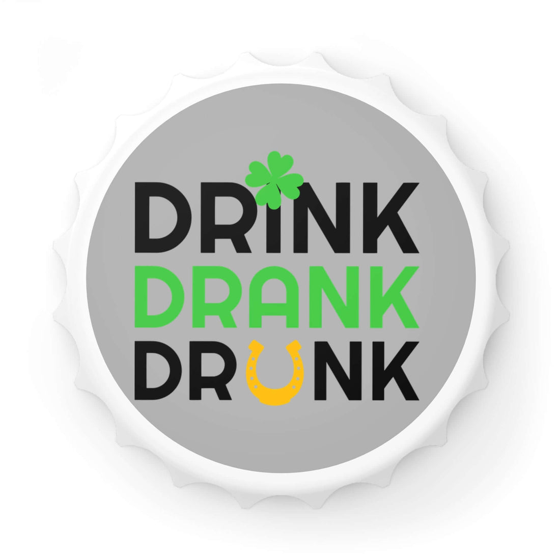 Drink Drank Drunk – St. Patrick’s Flaschenöffner Ein Flaschenöffner, der nicht nur praktisch ist, sondern auch die Stimmung hebt. Mit seinem witzigen „Drink Drank Drunk“-Design ist er das ideale Accessoire für St. Patrick’s Day und gesellige Abende.  Desi