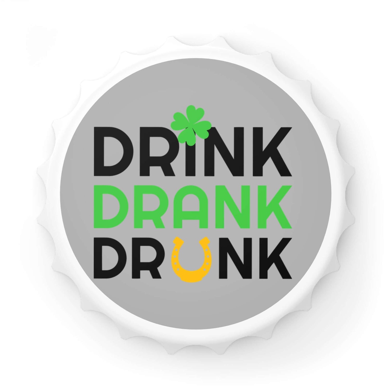 Drink Drank Drunk – St. Patrick’s Flaschenöffner Ein Flaschenöffner, der nicht nur praktisch ist, sondern auch die Stimmung hebt. Mit seinem witzigen „Drink Drank Drunk“-Design ist er das ideale Accessoire für St. Patrick’s Day und gesellige Abende.  Desi