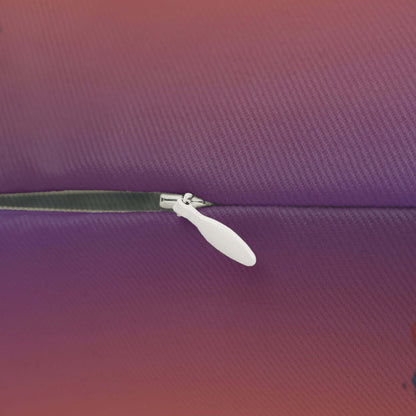 Nahaufnahme des Reißverschlusses eines Lendenkissen mit Phönix Motiv zum Kuscheln, lila bis rote Farbverläufe sichtbar.