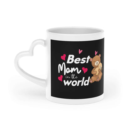 Keramikbecher mit herzförmigem Henkel und "Best Mom in the World" Bärenillustration, ideal als Kaffeetasse für einen liebevollen Start in den Tag.