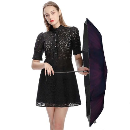 Frau mit UV-Schutz-Regenschirm in schwarzem Kleid, Details für UV-Schutz-Regenschirm ansehen