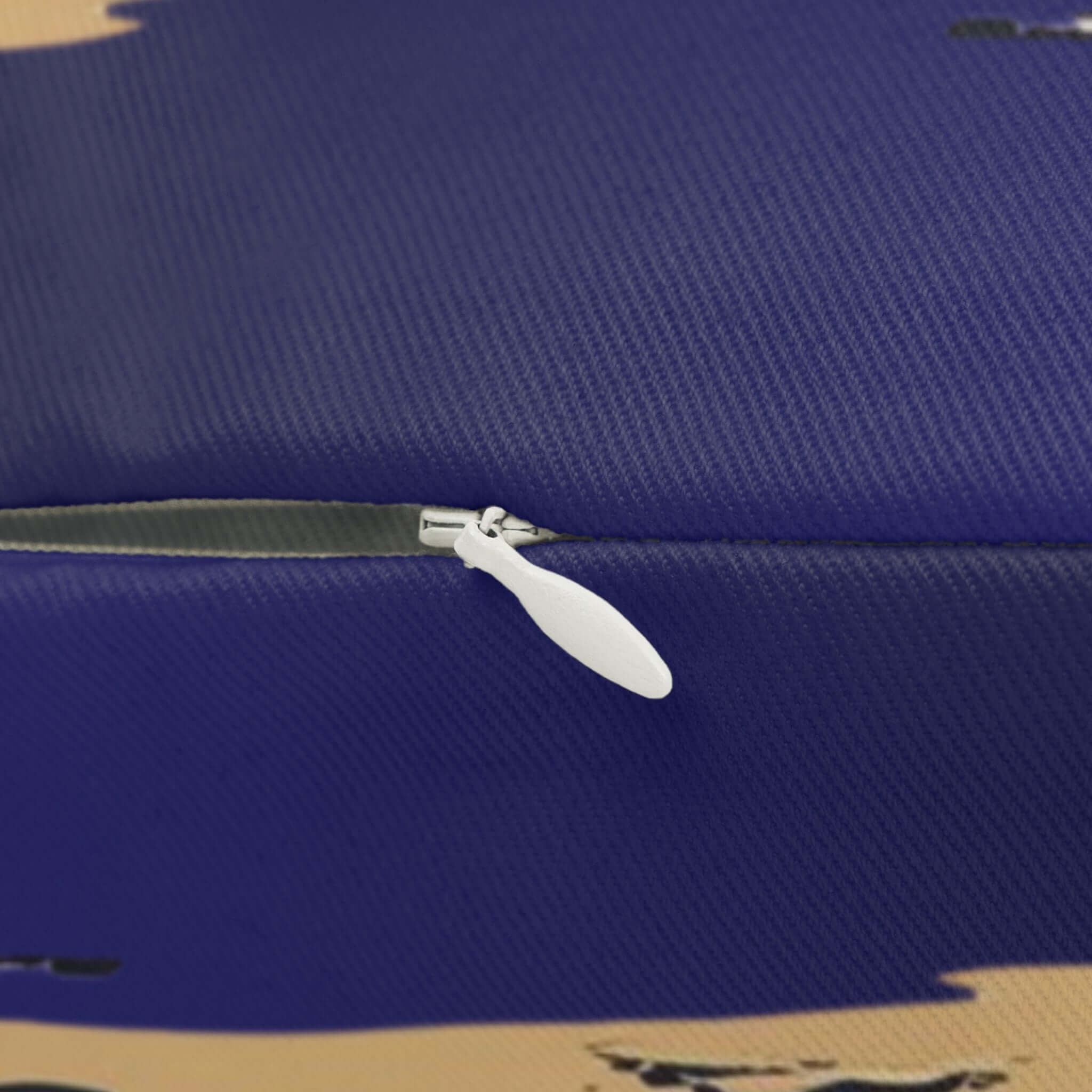 Nahaufnahme des Reißverschlusses vom Lendenkissen Vintage Design zum Kuscheln in tiefem Indigo und warmen Erdtönen.