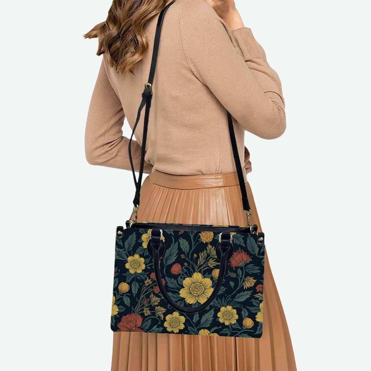 Woman carrying a PU Tote Bag for Women with floral patterns, demonstrating stylish design and versatility. Details für PU-Tragetasche für Damen ansehen.