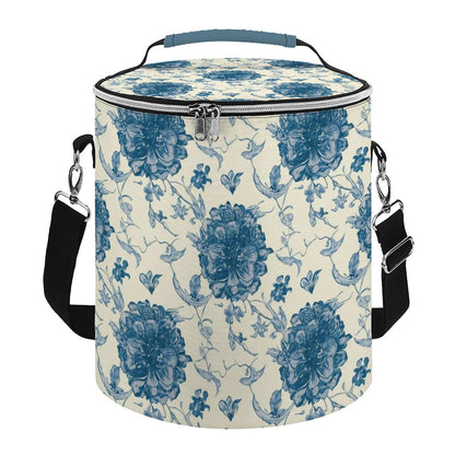 Camping-Kühltasche in Blauweiss mit Blumenmuster, tragbar und isoliert für Outdoor-Abenteuer.