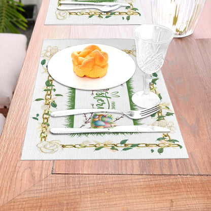 Tischset aus gewebtem PVC mit Design auf Holztisch, inklusive Teller und Besteck, ideal für hitzebeständigen Schutz und stilvollen Look.