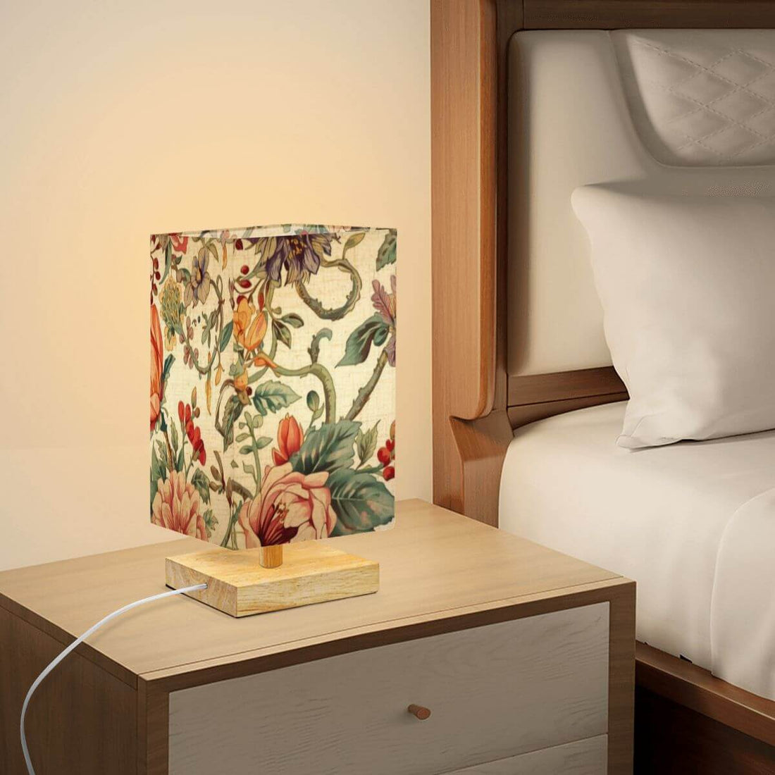 Quadratische Tischlampe aus Leinen und Gummiholz, mit floralem Design, bietet eine warme Atmosphäre; Tischlampe mit E27-Schraubensockel.