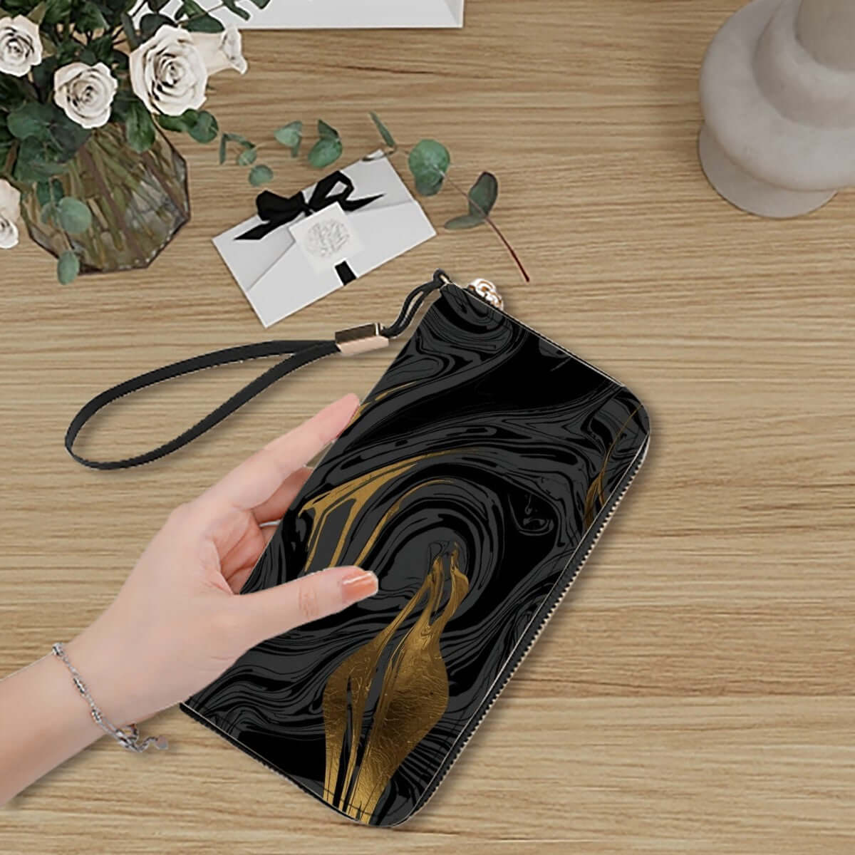 Clutch-Geldbörse für Damen aus PU-Material, schwarz-goldenes Design, doppelseitiger UV-Druck, handgehalten, neben Aufbewahrungsbeutel-Set.