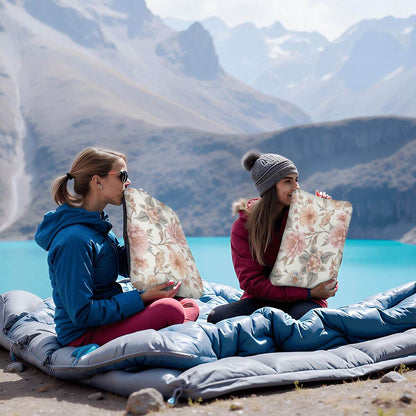 Zwei Frauen nutzen ein aufblasbares Campingkissen im Freien, Polyester-Material, ideal für Campingreisen, hautfreundlich und atmungsaktiv.