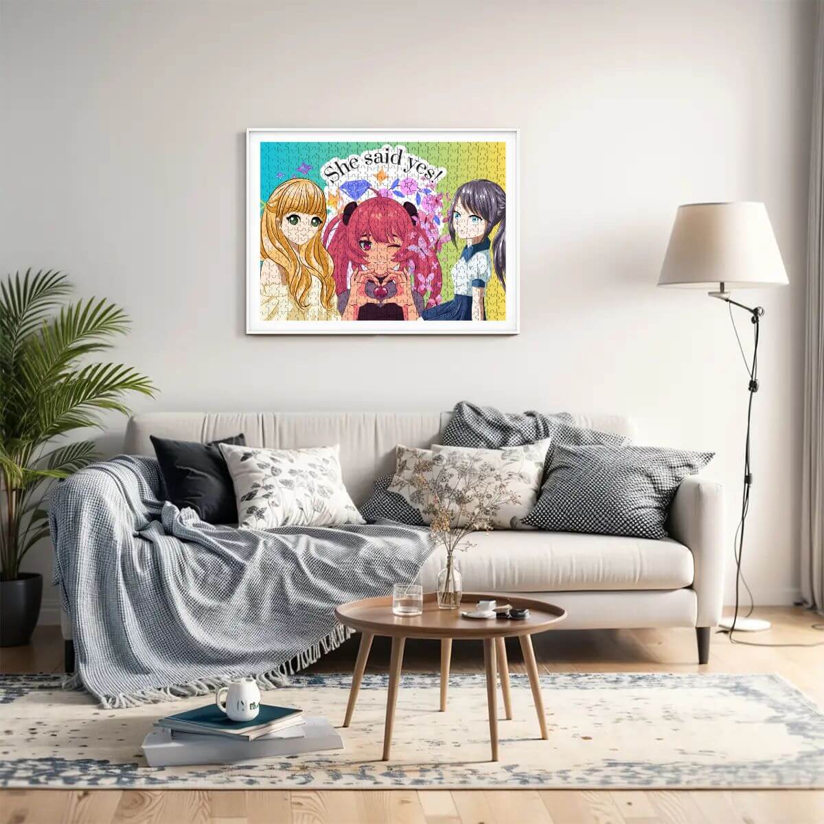 Bild eines gemütlichen Wohnzimmers mit einem Anime-Kunstwerk mit dem Text "She said yes!" an der Wand.