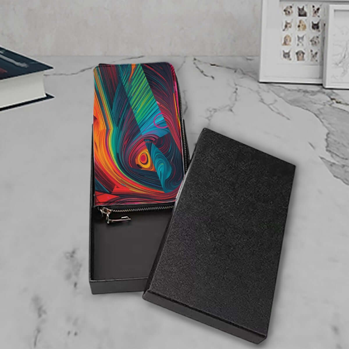 Clutch-Geldbörse für Damen mit buntem Design, aus hochwertigem PU, in Geschenkbox auf Marmortisch, doppelseitiger UV-Druck.