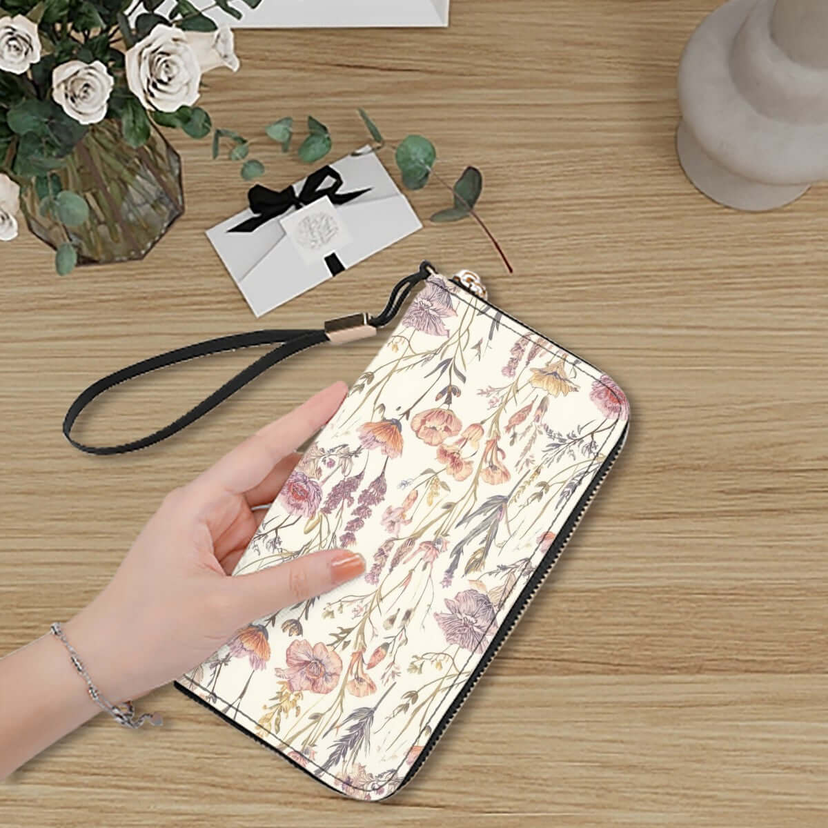 Blumendruck Clutch-Geldbörse für Damen aus PU, 4,1"x7,9", auf einem Holztisch mit Hand und Blumenstrauß im Hintergrund.