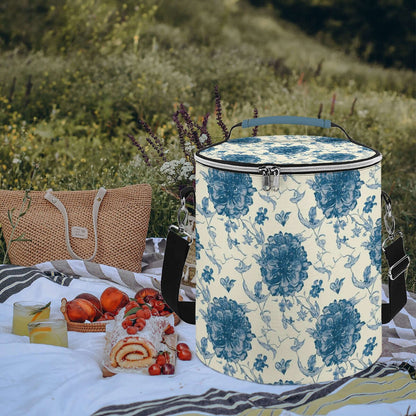Camping-Kühltasche im Blumenmuster, tragbar und isoliert, auf Picknickdecke im Freien. Perfekt für Camping-Ausflüge.