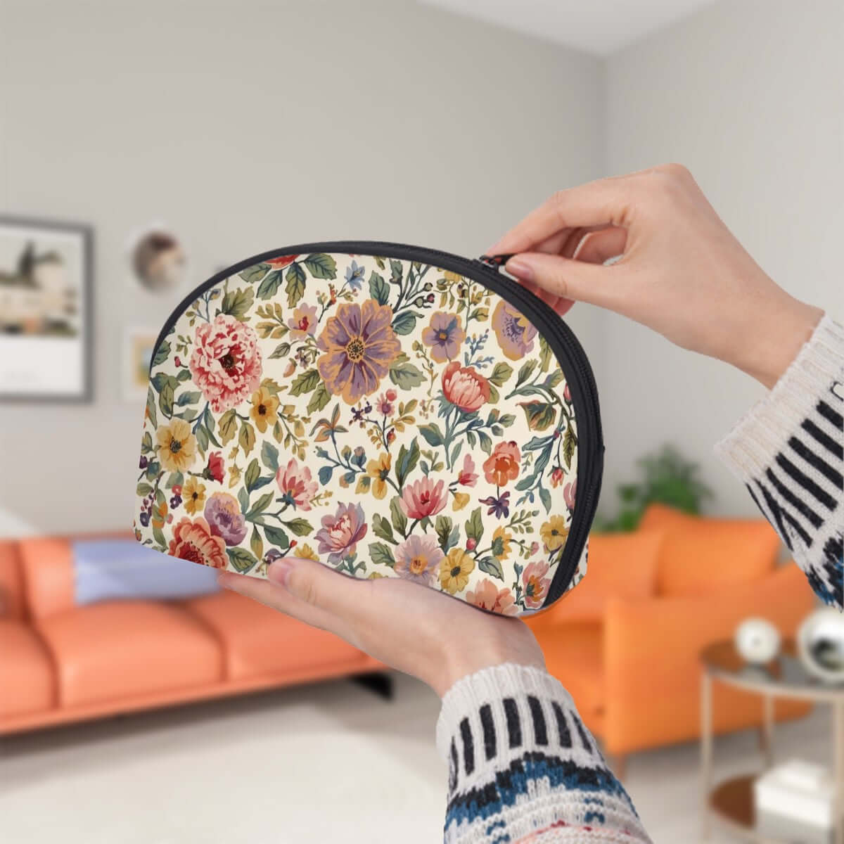 Person holding floral patterned Aufbewahrungsbeutel-Set (2 Stück) in a living room with orange couch.