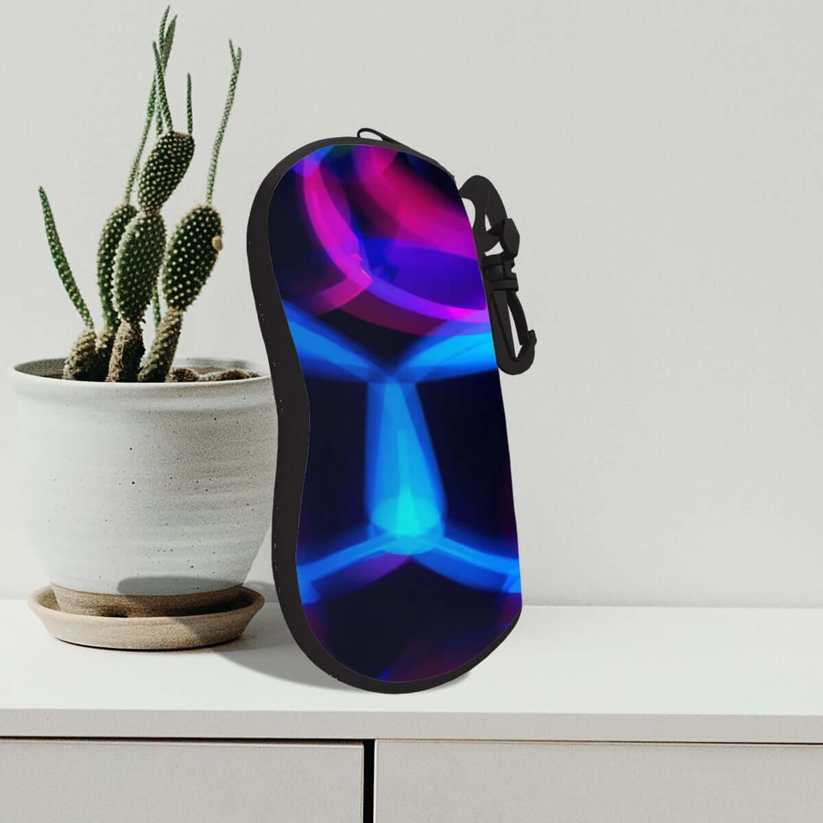 Brillenetui mit Reißverschluss, Neopren, sublima gedruckt, 6,7x3,1x1,4 Zoll, doppelseitiges Design, auf einem Tisch neben einer Pflanze.