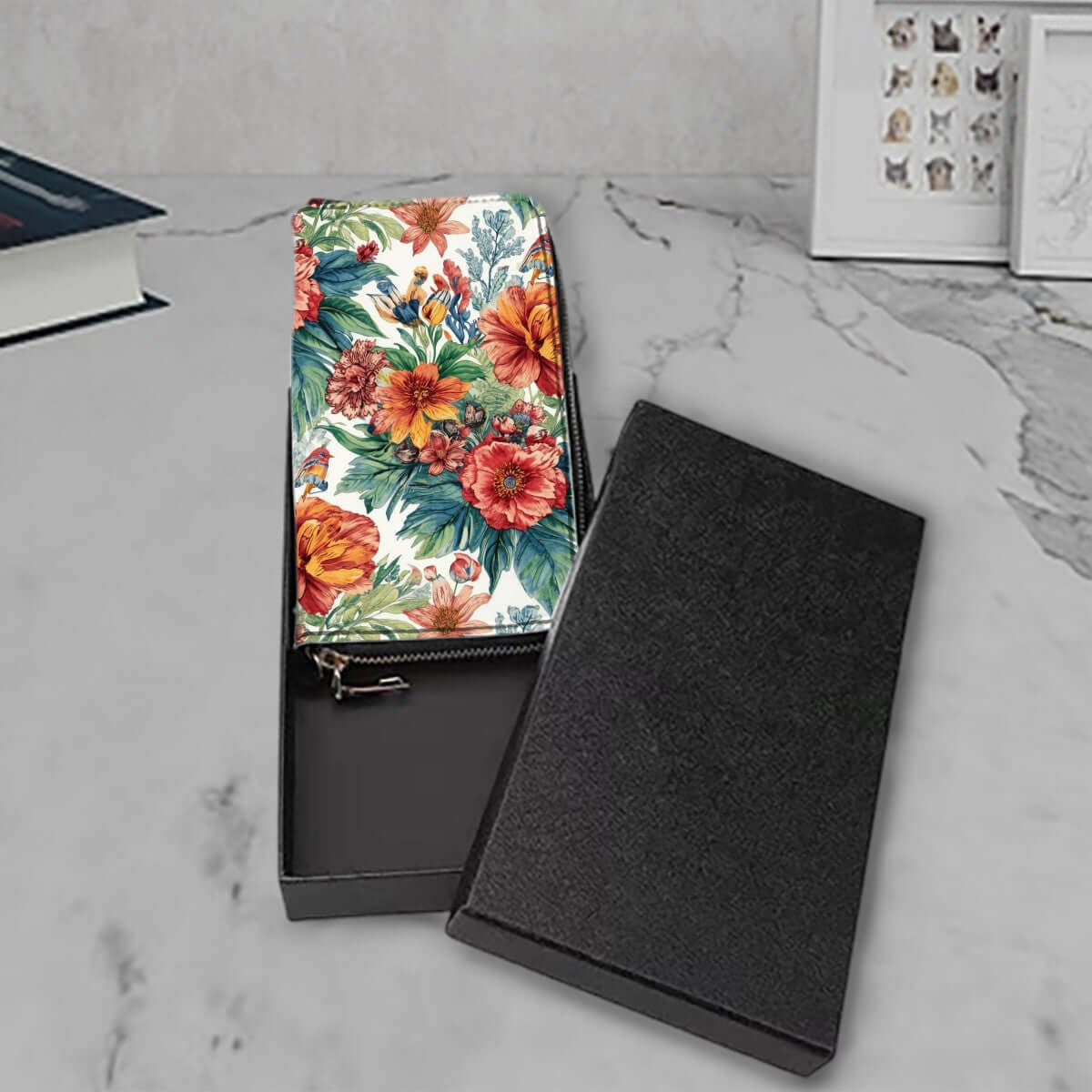 Clutch-Geldbörse für Damen - Hochwertige PU-Brieftasche mit floralem Design, im Karton auf Marmorplatte präsentiert