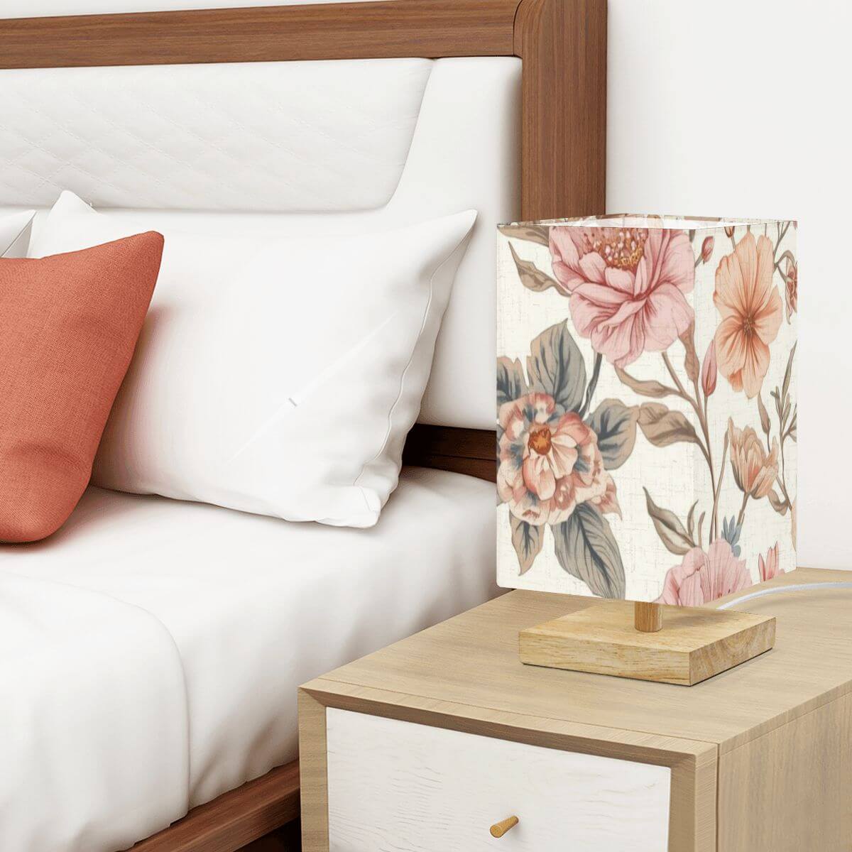 Quadratische Tischlampe aus Leinen und Gummiholz mit floralem Design auf einem Nachttisch, ideal für eine warme Atmosphäre im Schlafzimmer.