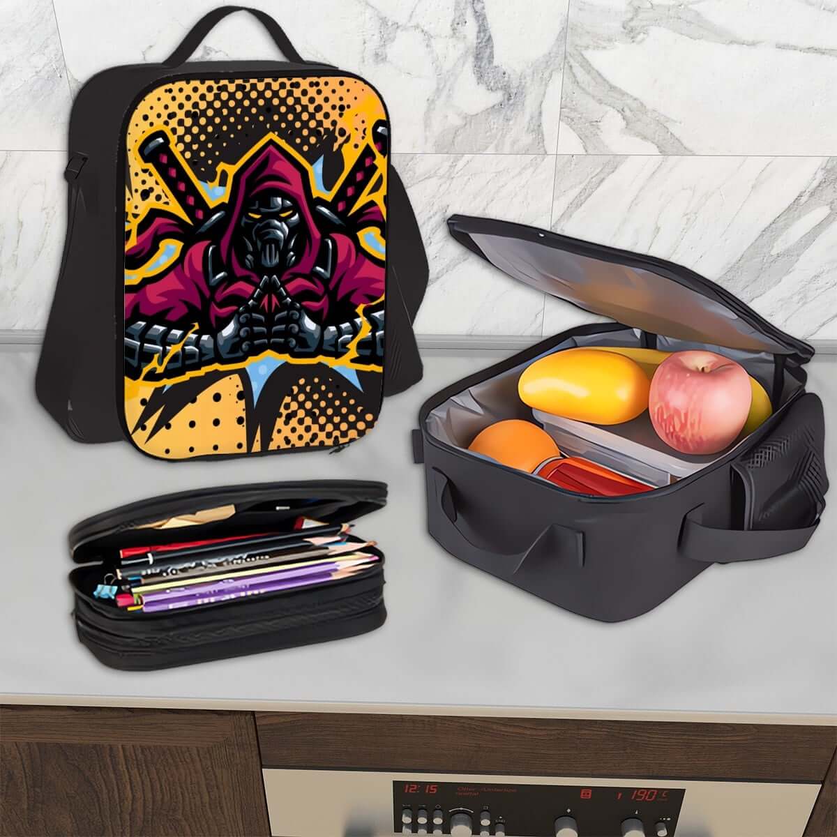 3er-Set Taschen (Oxford-Rucksack, Lunchtasche &amp; Federmäppchen) aus Oxford-Stoff, Grafikdesign, robuste und stilvolle Taschen auf Küchenarbeitsplatte.