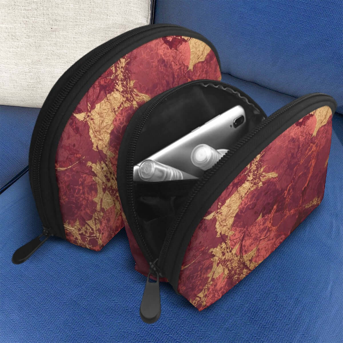 Aufbewahrungsbeutel-Set (2 Stück) aus Polyester mit Reißverschluss und floralem Design auf blauem Sofa