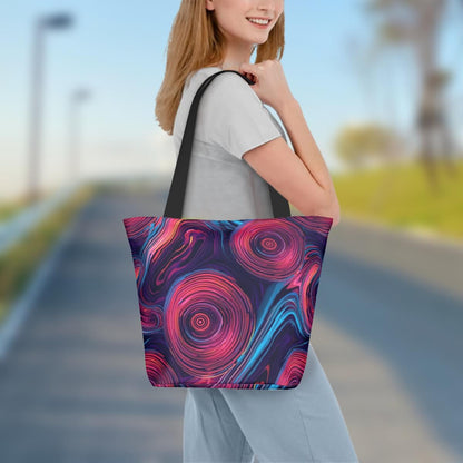 Frau mit Schultertasche mit abstraktem Muster bei Tageslicht auf der Straße, perfekt zum Einkaufen, Material: Polyester, Größe: 11"x7"x13".
