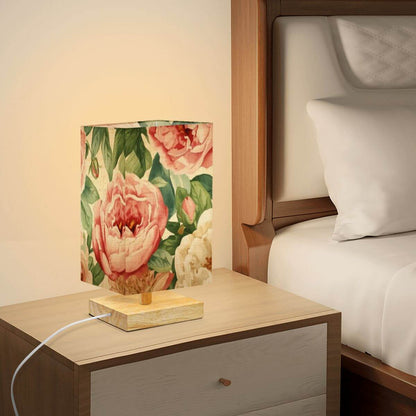 Quadratische Tischlampe mit floralem Druck auf Nachttisch, Leinen und Gummiholz, 5,5x5,5x11 Zoll, UV-Druck, warme Beleuchtung.
