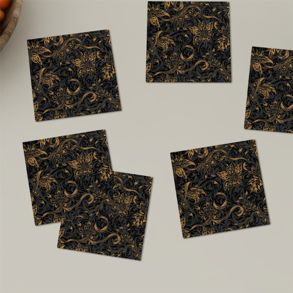 Quadratische Keramikuntersetzer, 6 Stück in schwarzem und goldenem Muster auf Tisch