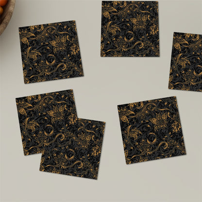 Quadratische Keramikuntersetzer, 6 Stück in schwarzem und goldenem Muster auf Tisch