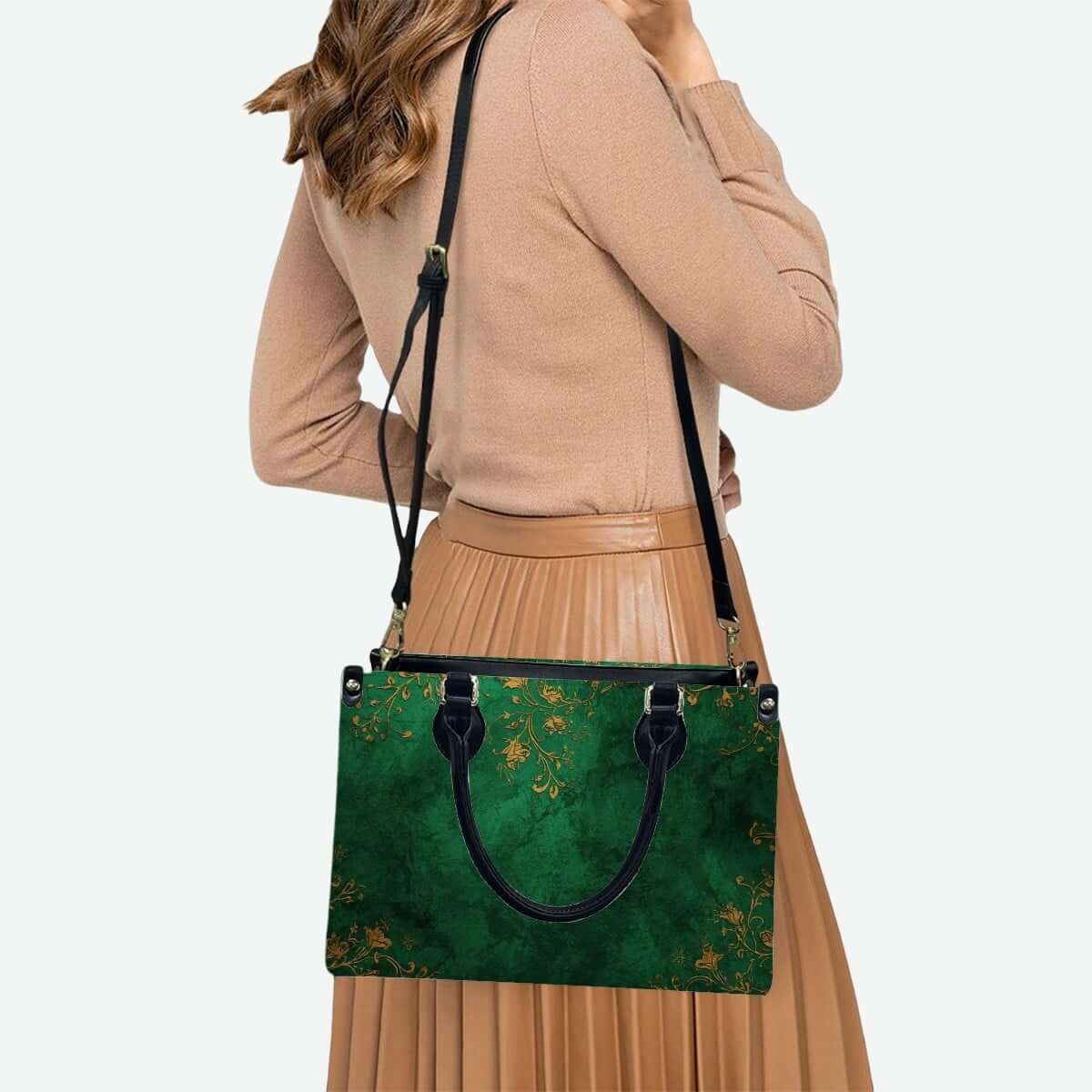 Dame mit PU-Tragetasche für Damen in grünem Design, schwarzer Griff und Reißverschluss. Teil eines Aufbewahrungsbeutel-Sets (2 Stück).