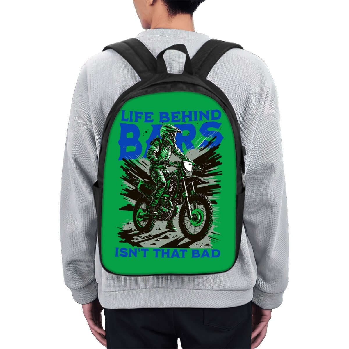 Person trägt schwarzen Rucksack mit grünem Motiv und Aufschrift &