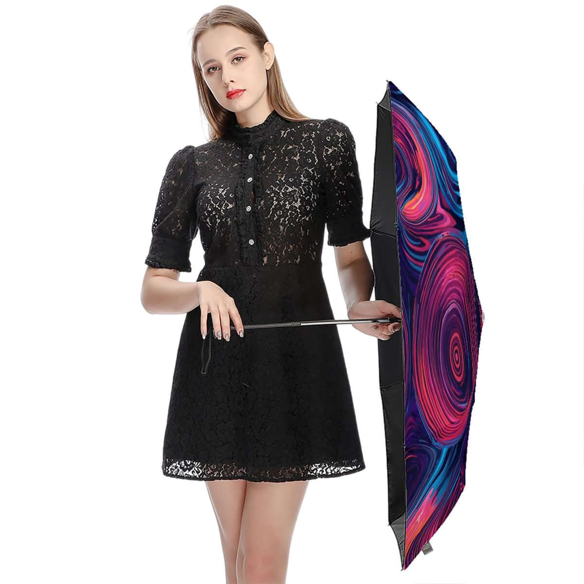 Frau hält UV-Schutz-Regenschirm mit einem einzigartigen einseitigen Druckdesign, ideal für UV-Schutz und Windbeständigkeit.