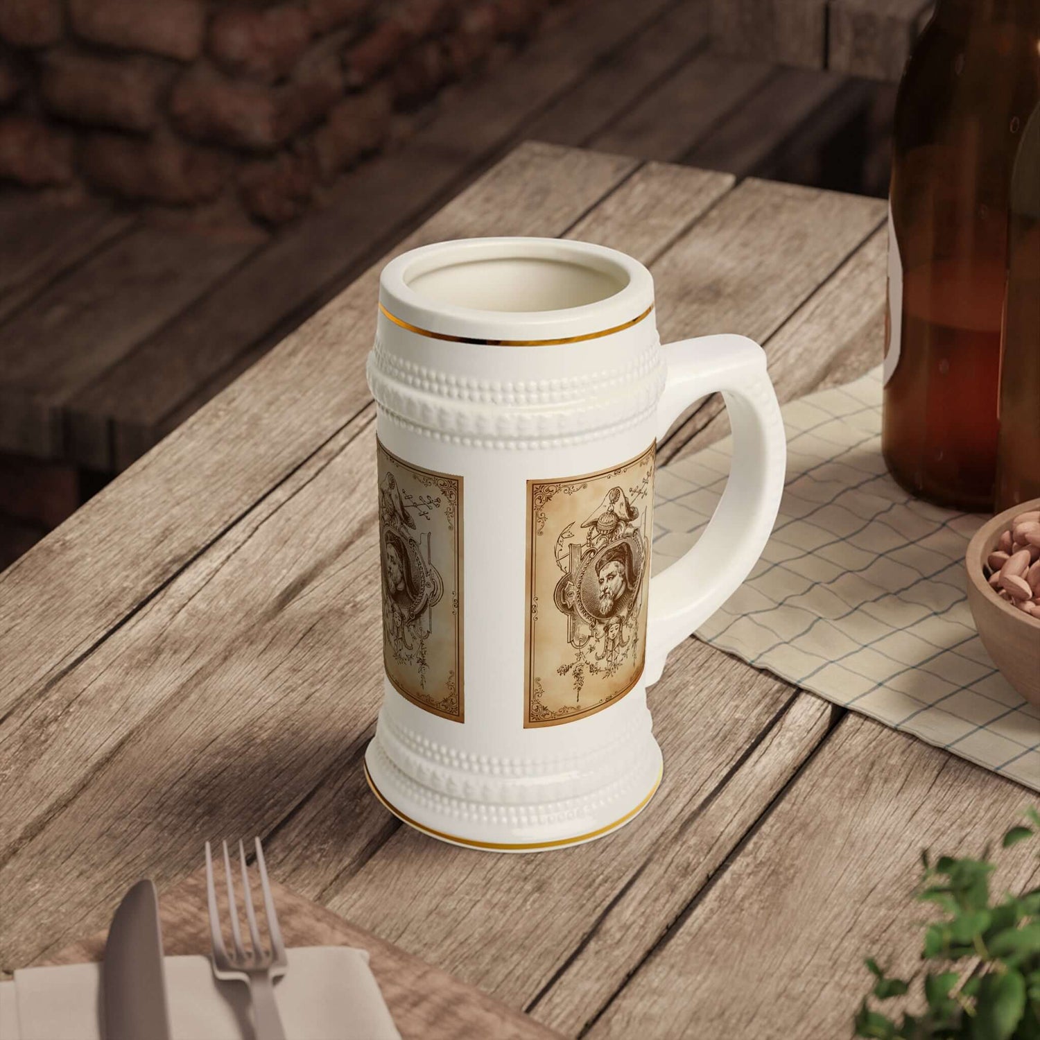Bierkrug mit Porträtmotiv – Antikes Sepia-Gentleman-Design Ein Bierkrug, der Geschichte erzählt und Eleganz ausstrahlt. Das antike Sepia-Design mit Gentleman-Porträt macht ihn zu einem besonderen Sammlerstück und Alltagsbegleiter:  Design: Klassisches Por