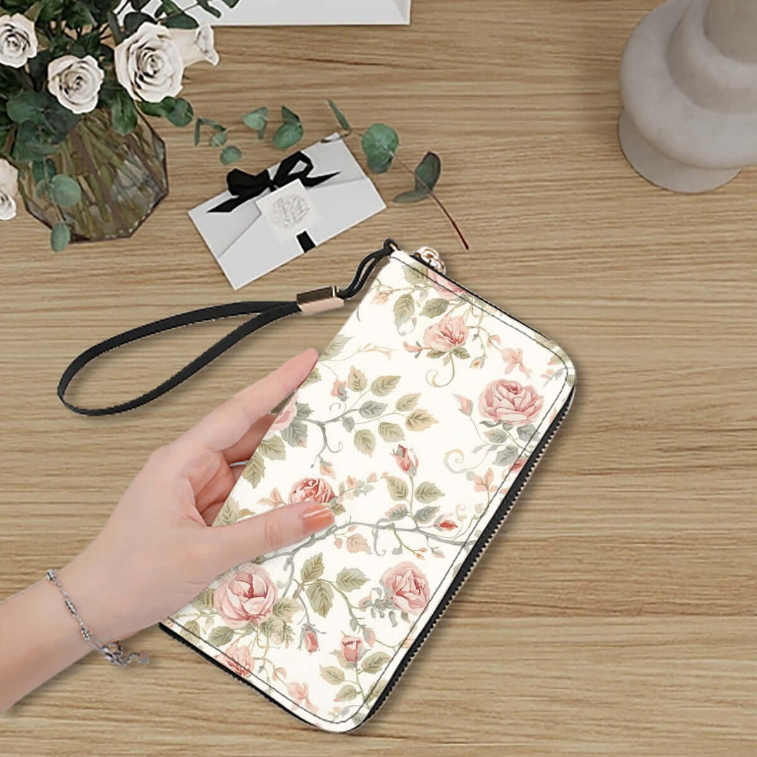 Clutch-Geldbörse für Damen - Stilvolle PU-Wallets mit Blumenmuster, elegante Handtasche aus hochwertigem PU-Stoff auf Tisch