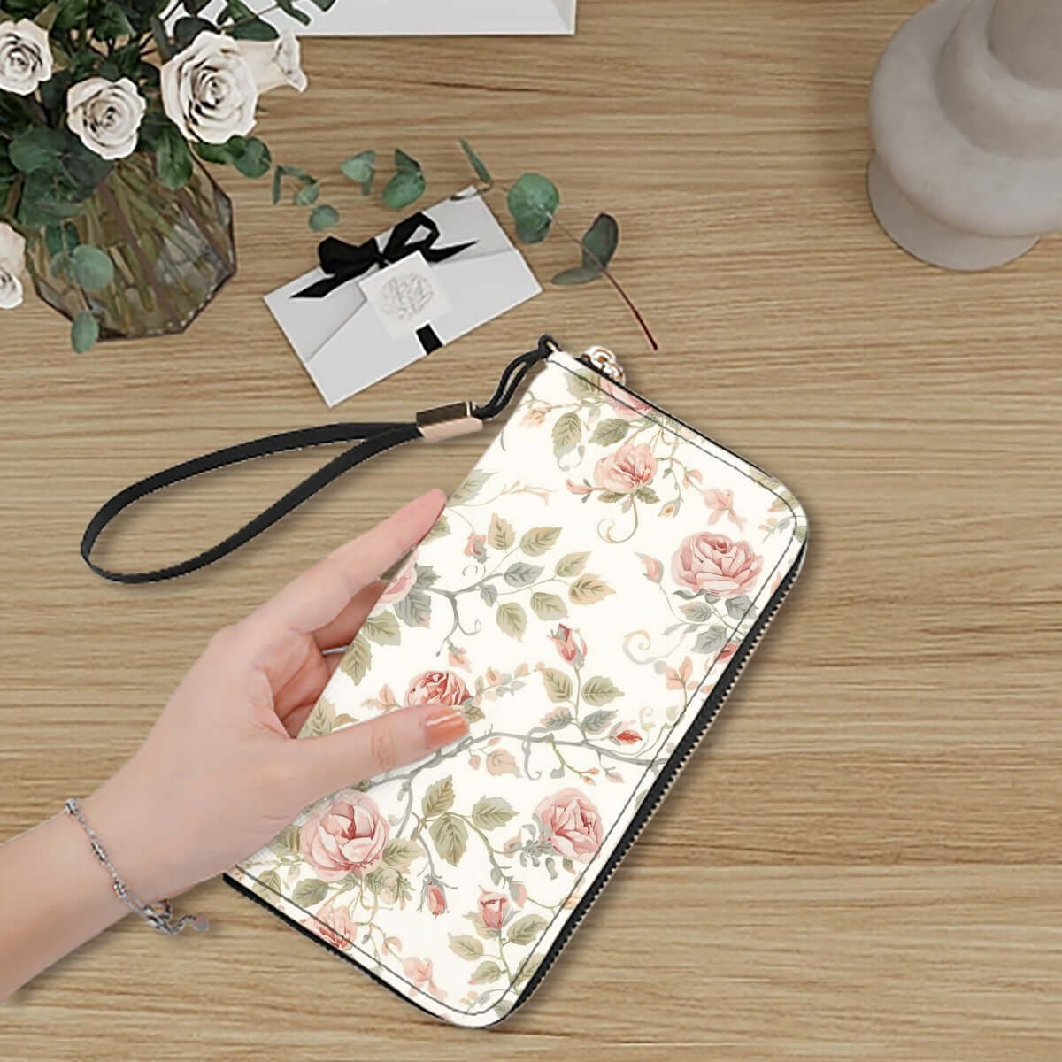 Clutch-Geldbörse für Damen - Stilvolle PU-Wallets mit Blumenmuster, elegante Handtasche aus hochwertigem PU-Stoff auf Tisch