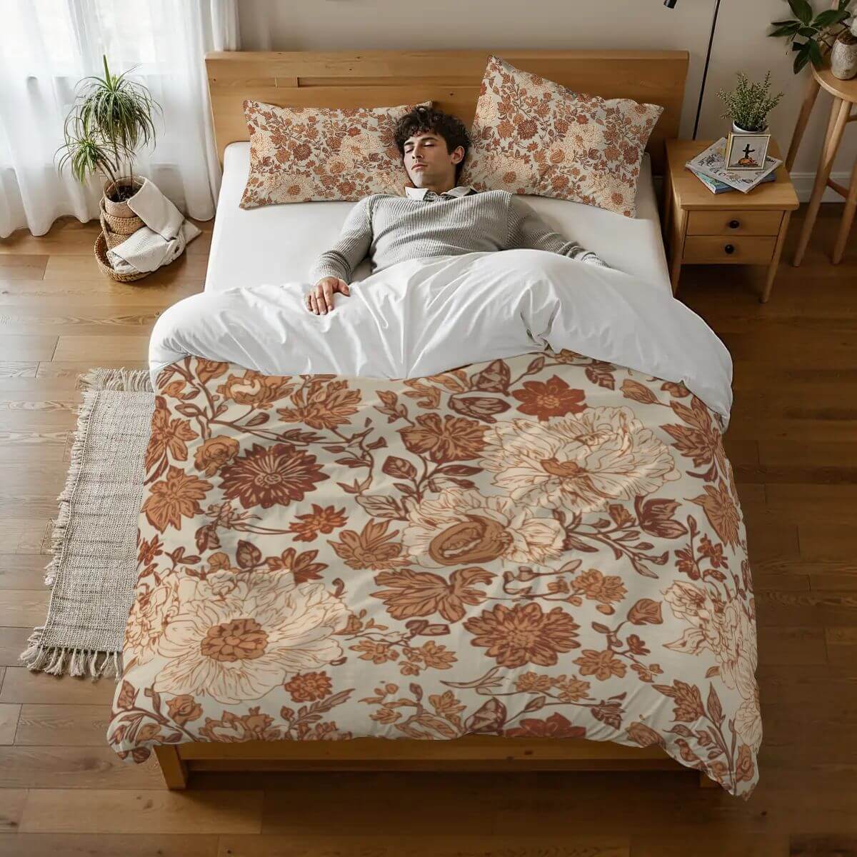 Komplettes Bettwäscheset im Schlafzimmer mit floralem Design auf Polyesterstoff, einschließlich Bettbezug und Kissenbezüge.