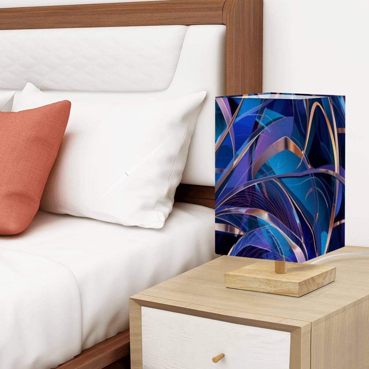 Quadratische Tischlampe aus Leinen und Gummiholz mit UV-gedrucktem Design, auf einem Nachttisch neben einem Bett platziert.