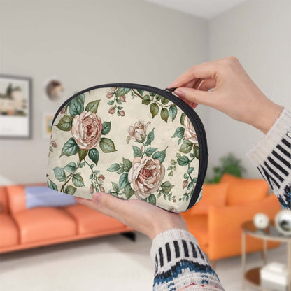 Person holding floral designed polyester Aufbewahrungsbeutel-Set (2 Stück) in large size 9x3.5x6 inches, suitable for various storage needs.