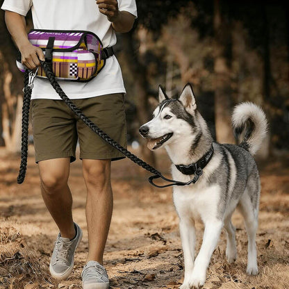 Hüfttasche für das Outdoor-Training von Haustieren, tragend beim Spaziergang mit einem Hund.