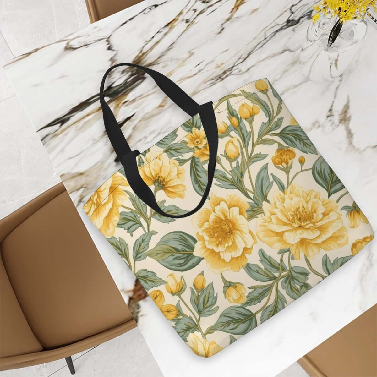 Große Tragetasche mit Umhängetasche im blumigen Design aus Polyester auf Marmortisch