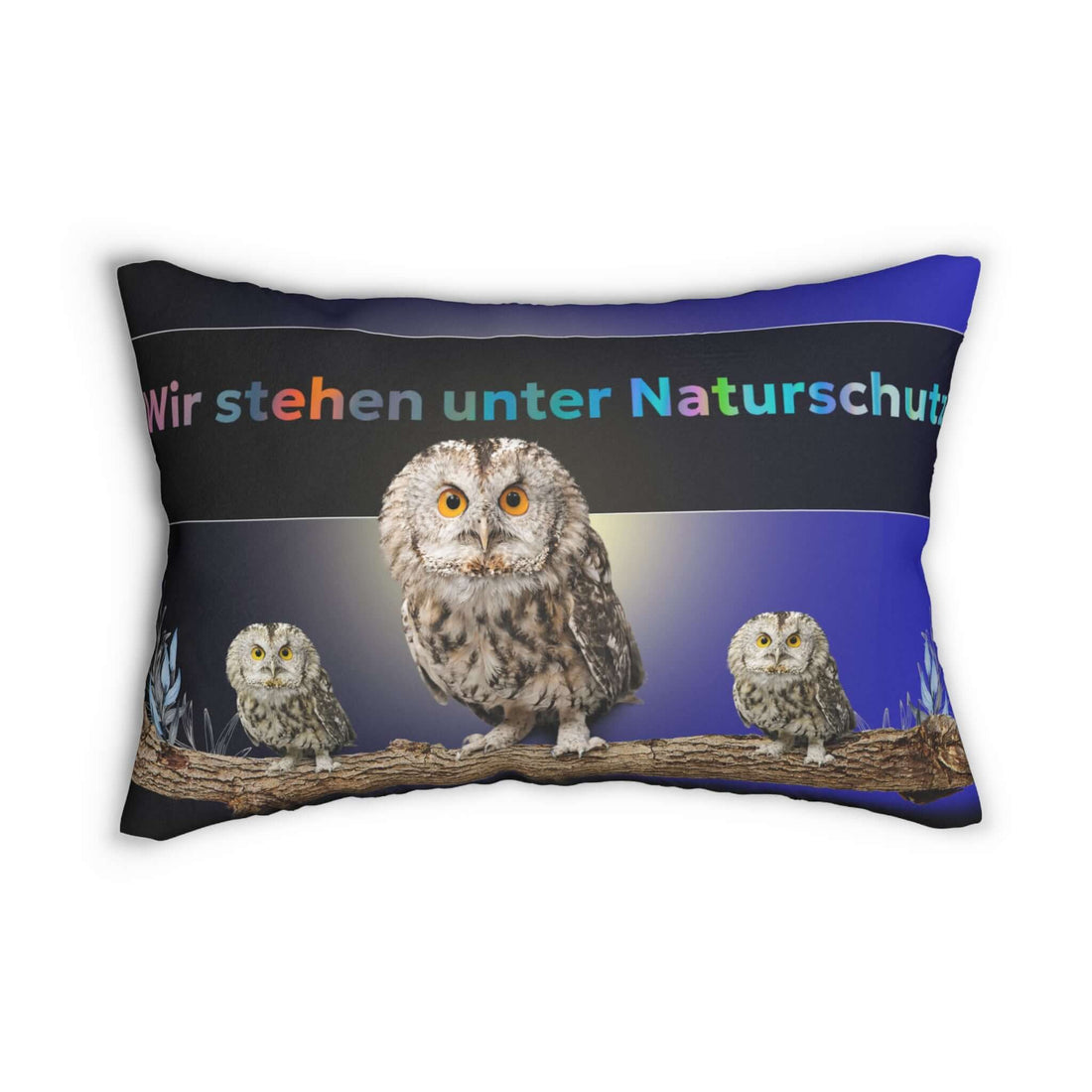 Lendenkissen – Akzentkissen Eulenmotiv mit Eulen auf Ast, nachtblauer Hintergrund und Schriftzug "Wir stehen unter Naturschutz".