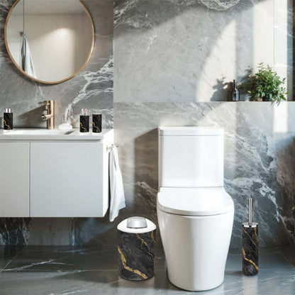 Luxuriöses Badezimmer mit Badezimmer-Accessoires-Set, 5-teilig aus Plastik, einschließlich Zahnbürstenhalter. Details für Badezimmer-Accessoires-Set, 5-teilig ansehen.