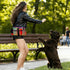 Hüfttasche für das Outdoor-Training von Haustieren, tragend von Frau im Park mit Hund.