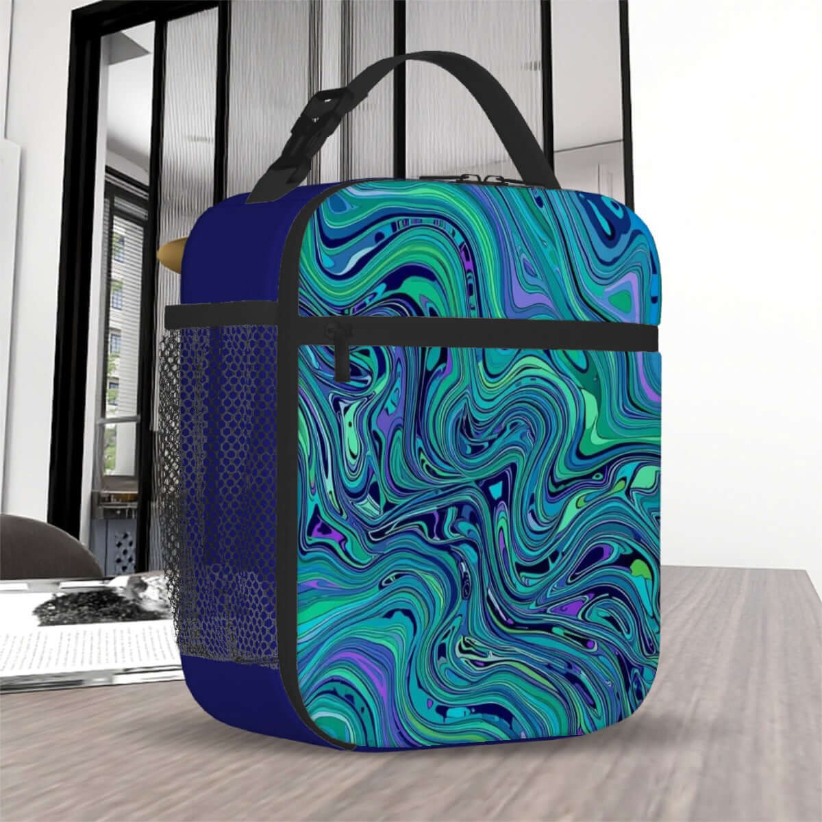 Lunchtasche mit schönes Design aus Oxford-Stoff auf Tisch, blau-grünes Muster. Perfekt isoliert mit PEVA-Beschichtung.