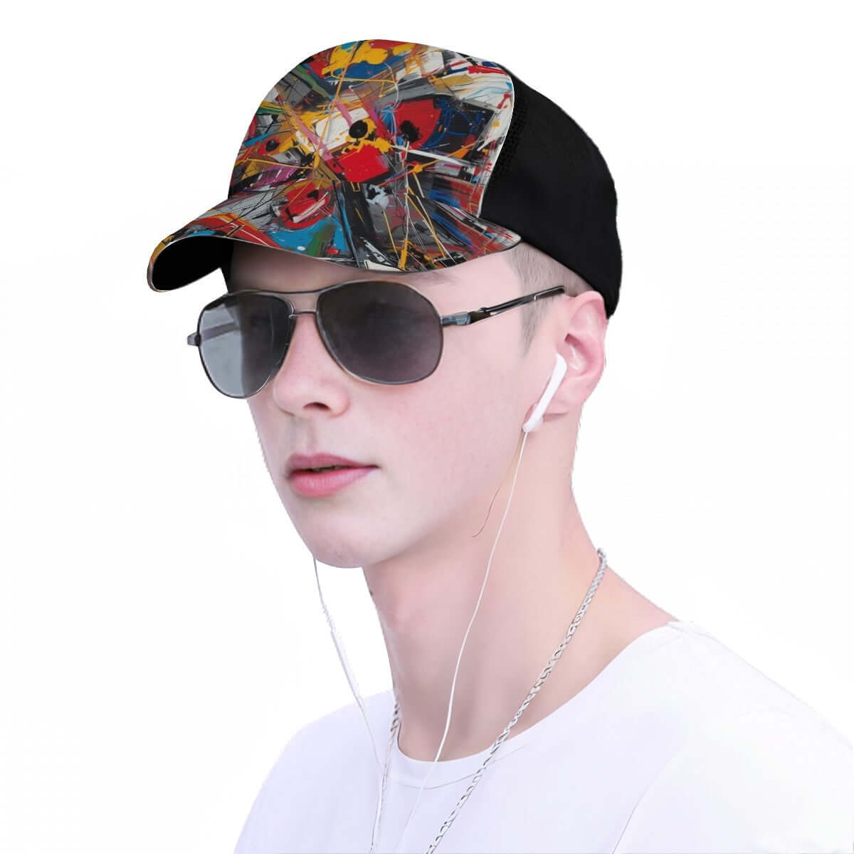 Mann trägt Baseballkappe mit Mesh-Einsatz aus Polyester-Twill mit abstraktem Druck, ideal für atmungsaktiven Tragekomfort.