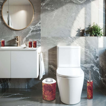 Badezimmer-Accessoires-Set, 5-teilig auf grauem Steinboden neben Toilette und Waschbecken, aus hochwertigem Kunststoff, leicht und langlebig.