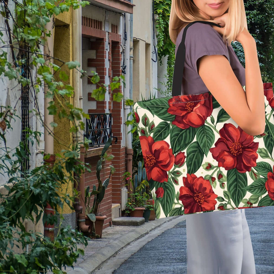 Frau mit große Schultertasche für Damen mit Blumenmuster in der Hand auf einer Stadtstraße