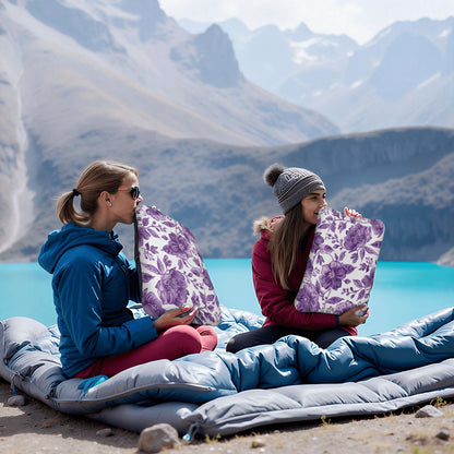Aufblasbares Campingkissen - Leicht &amp; Kompakt, zwei Frauen am See mit floralen Kissen, ideal für Outdoor-Abenteuer.