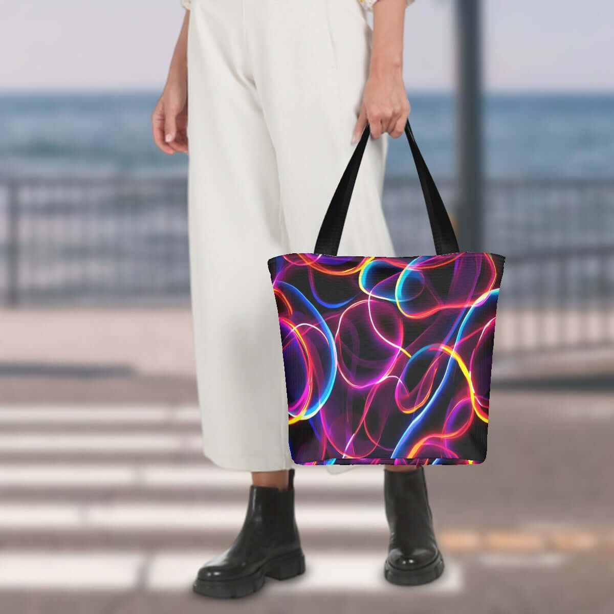 Damen-Schultertasche aus Polyester mit buntem Design, ideal zum Einkaufen, Größe 11x7x13 Zoll, getragen von Frau am Strand.