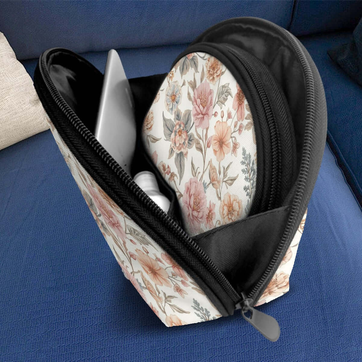 Aufbewahrungsbeutel-Set (2 Stück) aus Polyester mit floralem Design, zeigt geöffnete Tasche mit Geräten auf einem blauen Sofa