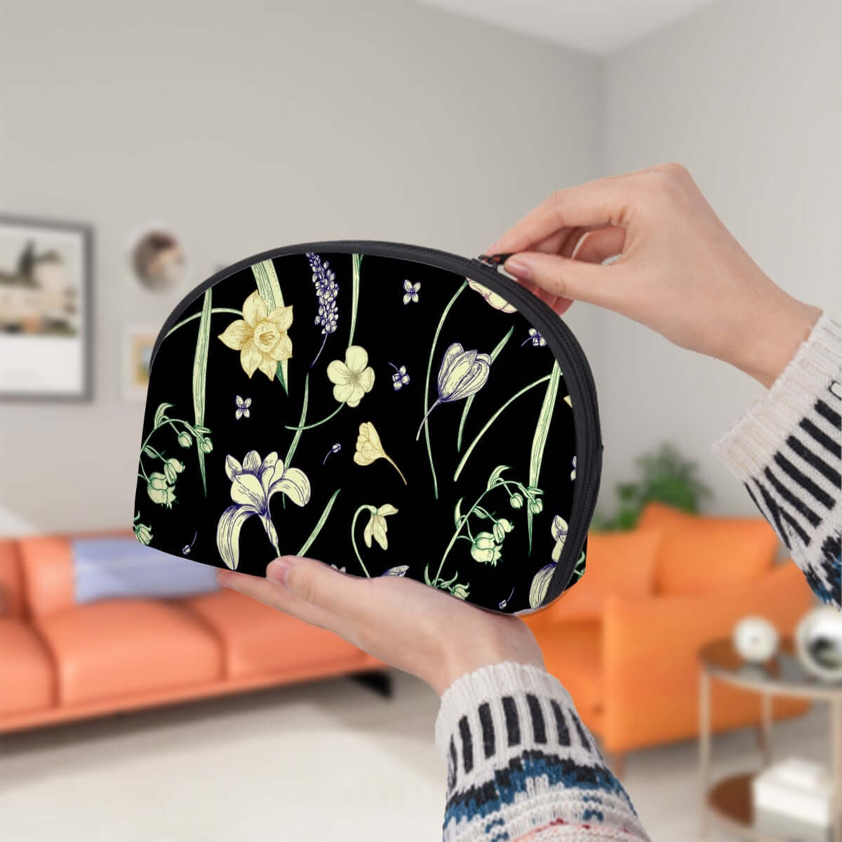 Person holding floral Aufbewahrungsbeutel-Set in black with colorful design, showcasing zippered open feature, ideal for storage needs.