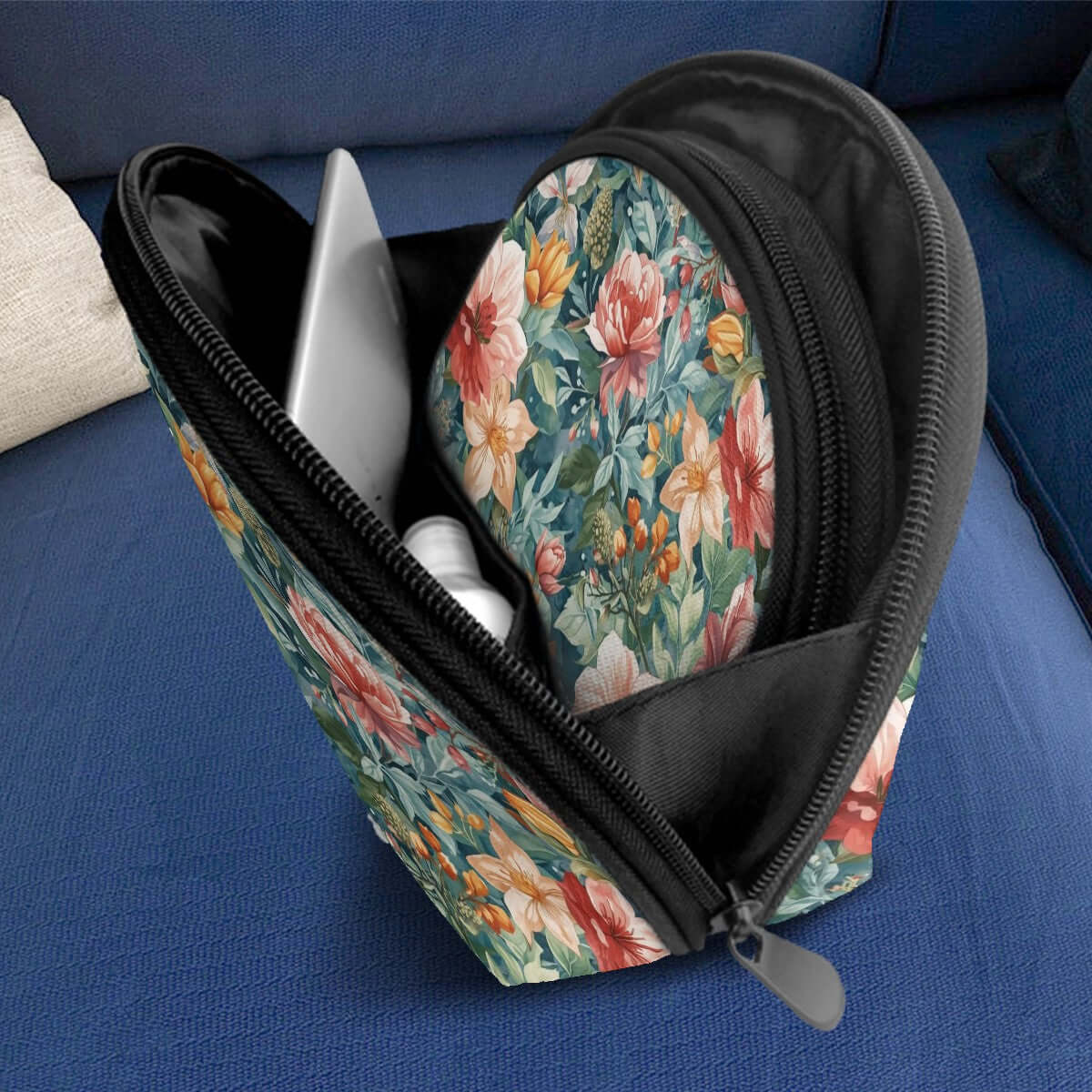 Aufbewahrungsbeutel-Set (2 Stück) mit floralem Design auf einem Sofa