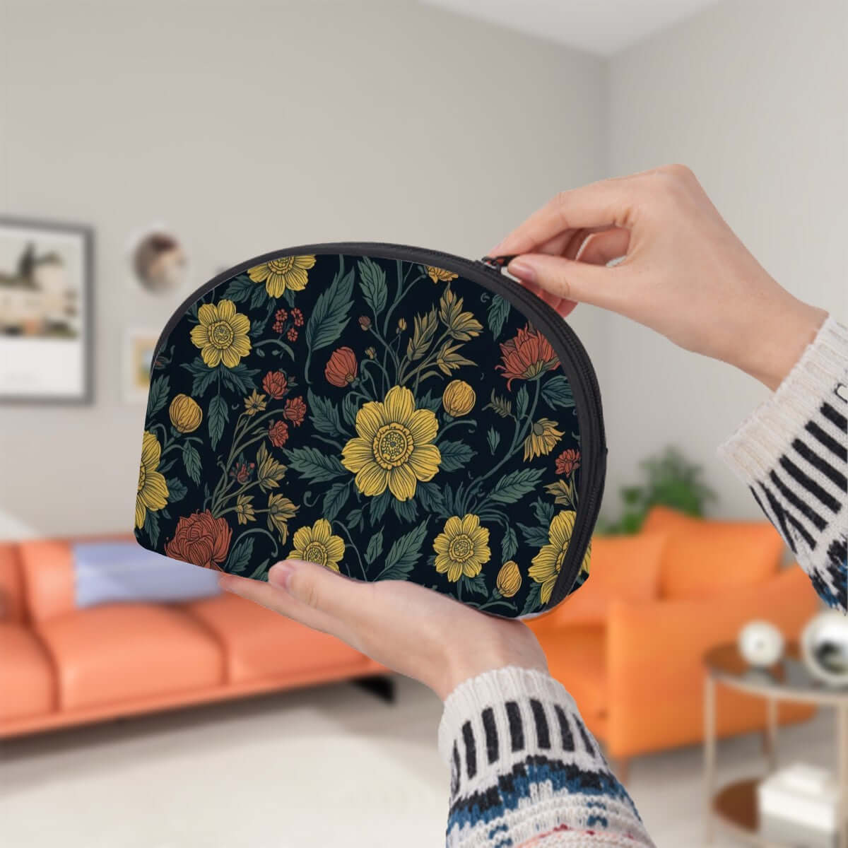 Person holding a floral patterned large Storage Bags Set of 2 in a modern living room. Details für Storage Bags Set of 2 ansehen.